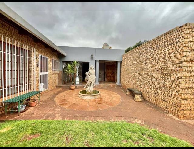 5 BEDROOM HOUSE FOR SALE IN CINDERELLA